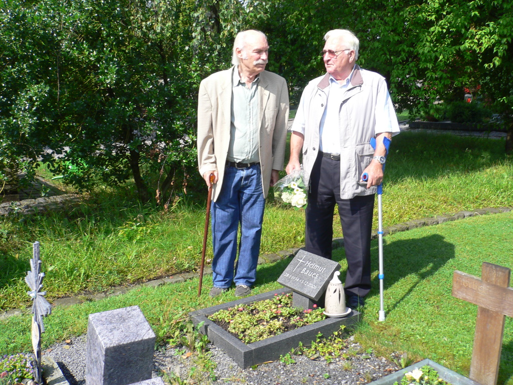 Besuch-am-Grab-des-Ehrenvorsitzenden-Helmut-Baues-in-Mützenich-bei-Monschau
